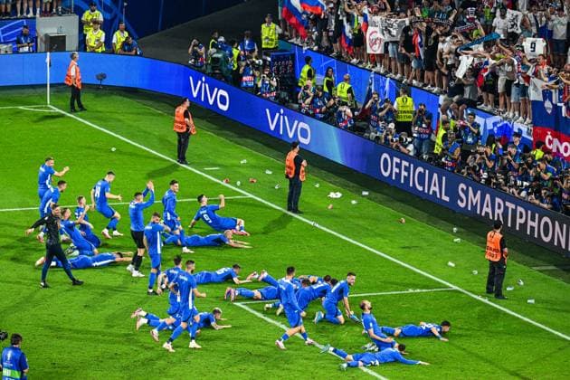 Sport Bilder des Tages COLOGNE - Slovenia players celebrate the draw during the UEFA EURO, EM, Europameisterschaft,Fussball 2024 group C match between England and Slovenia at the Rhein Energie stadium on June 25, 2024 in Cologne, Germany. ANP Hollandse Hoogte UEFA EURO 2024 2024 xVIxANPxSportx xGerritxvanxKeulenxIVx 502063722 originalFilename: 502063722.jpg