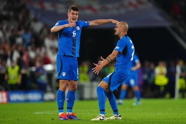 GER: England v Slovenia. UEFA EURO, EM, Europameisterschaft,Fussball 2024 Jaka Bijol and Vanja Drkusic of Slovenia during the UEFA Euro 2024 match between England and Slovenia, Group C, date 3, played at Rhein Energie Stadium on June 25, 2024 in Koln, Germany. kpng Copyright: xBaguxBlancox xPRESSINPHOTOx PS_240625_ING_ESL_102