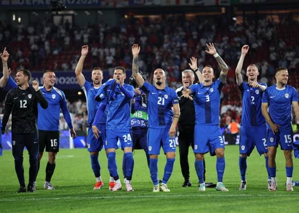 Cologne, Germany, 25th June 2024. Slovenia players celebrate during the UEFA European Championships match at Cologne Stadium, Cologne. Picture credit should read: David Klein Sportimage EDITORIAL USE ONLY. No use with unauthorised audio, video, data, fixture lists, club league logos or live services. Online in-match use limited to 120 images, no video emulation. No use in betting, games or single club league player publications. SPI-3205-0128