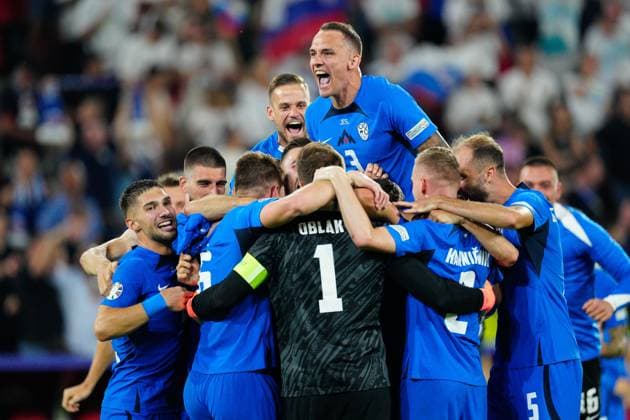 Slovenia celebrate after the full time whistle England v Slovenia, UEFA European Championship, EM, Europameisterschaft 2024, Group C, Football, Cologne Stadium, Cologne, Germany, 25 Jun 2024 EDITORIAL USE ONLY No use with unauthorised audio, video, data, fixture lists, club league logos or live services. Online in-match use limited to 120 images, no video emulation. No use in betting, games or single club league player publications. Copyright: xDavexShopland Shutterstockx 14555527dh