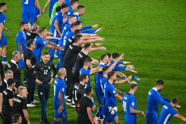 COLOGNE - Slovenia players celebrate the draw during the UEFA EURO, EM, Europameisterschaft,Fussball 2024 group C match between England and Slovenia at the Rhein Energie stadium on June 25, 2024 in Cologne, Germany. ANP Hollandse Hoogte UEFA EURO 2024 2024 xVIxANPxSportx xGerritxvanxKeulenxIVx 502063885 originalFilename: 502063885.jpg