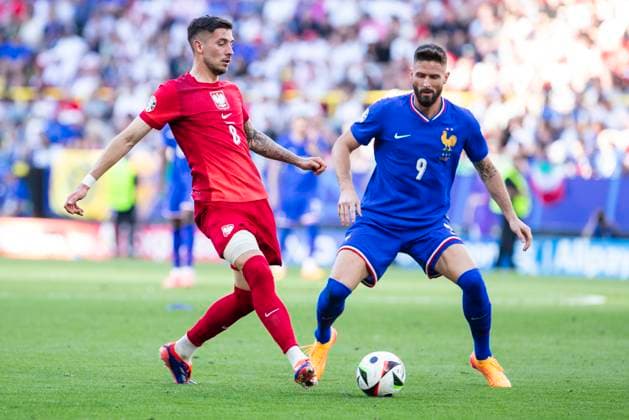 UEFA EURO 2024 France Poland 25 06 2024 Jakub Moder Poland, 8 , Olivier Giroud France, 9 UEFA EURO 2024 France Poland BVB Stadion Dortmund, Dortmund, on 25 06 2024 Copyright: xBEAUTIFULxSPORTS Meuselx