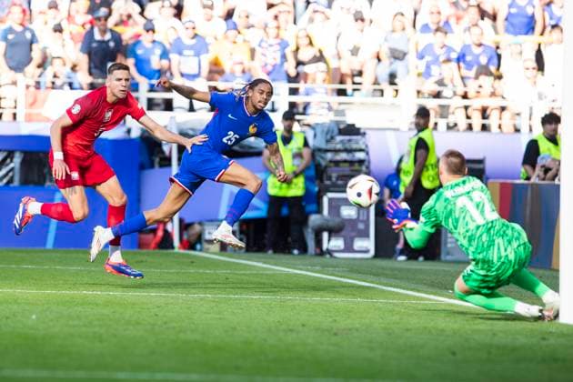 UEFA EURO 2024 France Poland 25 06 2024 Lukasz Skorupski Poland, 12 holds against Bradley Barcola France, 25 UEFA EURO 2024 France Poland BVB Stadion Dortmund, Dortmund, on 25 06 2024 Copyright: xBEAUTIFULxSPORTS Meuselx