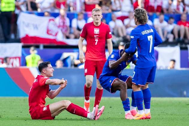 UEFA EURO 2024 France Poland 25 06 2024 Robert Lewandowski Poland, 9 complains sitting on the ground UEFA EURO 2024 France Poland BVB Stadion Dortmund, Dortmund, on 25 06 2024 Copyright: xBEAUTIFULxSPORTS Meuselx