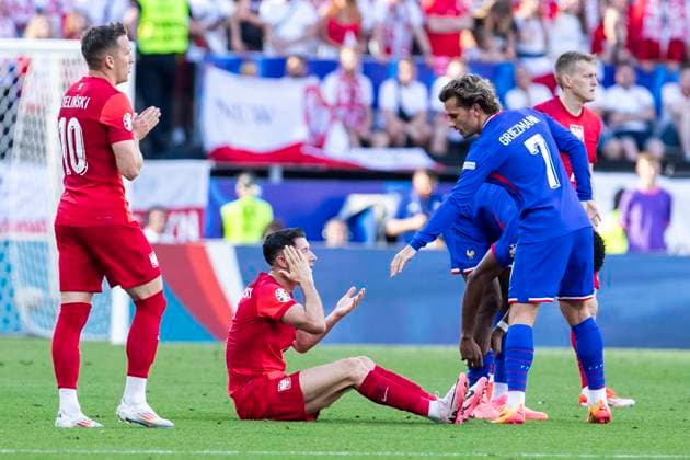 UEFA EURO 2024 France Poland 25 06 2024 Antoine Griezmann France, 7 wants to help Robert Lewandowski Poland, 9 UEFA EURO 2024 France Poland BVB Stadion Dortmund, Dortmund, on 25 06 2024 Copyright: xBEAUTIFULxSPORTS Meuselx