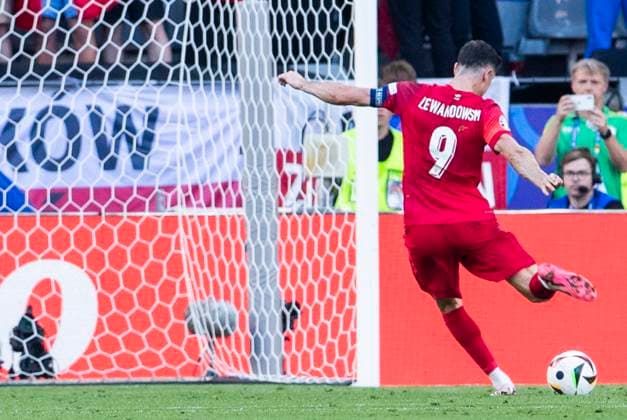 UEFA EURO 2024 France Poland 25 06 2024 Robert Lewandowski Poland, 9 scores the goal to equalize 1 1 from the penalty spot UEFA EURO 2024 France Poland BVB Stadion Dortmund, Dortmund, on 25 06 2024 Copyright: xBEAUTIFULxSPORTS Meuselx