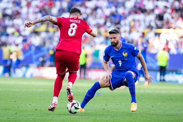 UEFA EURO 2024 France Poland 25 06 2024 Jakub Moder Poland, 8 , Olivier Giroud France, 9 UEFA EURO 2024 France Poland BVB Stadion Dortmund, Dortmund, on 25 06 2024 Copyright: xBEAUTIFULxSPORTS Meuselx