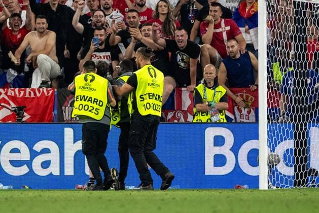 UEFA EURO 2024 Denmark Serbia 25 06 2024 Steward with the man who ran on the grass , streaker UEFA EURO 2024 Denmark Serbia Munich Football Arena, Munich 25 06 2024 Copyright: xBEAUTIFULxSPORTS Buriakovx