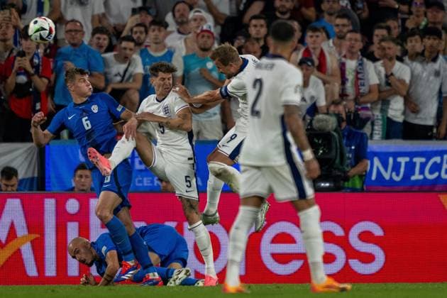 GER, EURO 2024, Group C, England GBR vs Slovenia SUI 25 06 2024, Cologne Stadium, Cologne, GER, EURO 2024, Group C, England GBR vs Slovenia SUI In the picture Harry Kane England GBR, 09 John Stone England GBR, 05 Jaka Bijol Slovenia SLO, 06 header header duel Dynamics, action, action, game scene Gestures, facial expressions, emotions nordphotoxGmbHxx xDenkinger nph00015