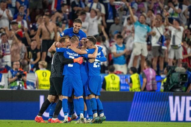 GER, EURO 2024, Group C, England GBR vs Slovenia SUI 25 06 2024, Cologne Stadium, Cologne, GER, EURO 2024, Group C, England GBR vs Slovenia SUI In the picture The Slovenian teams jubilation after the match resembles a victory celebration Joy Happiness Joy Joy Gestures, facial expressions, emotions nordphotoxGmbHxx xDenkinger nph00015