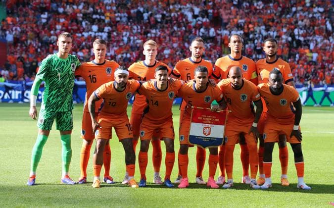 Starting eleven h f l Goalkeeper Bart Verbruggen, Joey Veerman, Jerdy Schouten, Stefan de Vrij, Virgil van Dijk, Cody Gakpo, f f l Memphis Depay, Tijjani Reijnders, Virgil van Dijk, Donyell Malen, Lutsharel Geertruida Sport Football Soccer European Championship Euro 2024 European Championship Men Season 2023 2024 25 06 2024 Netherlands NED vs Austria AUT in Berlin DFL regulations prohibit any use of photographs as image sequences and or quasi video