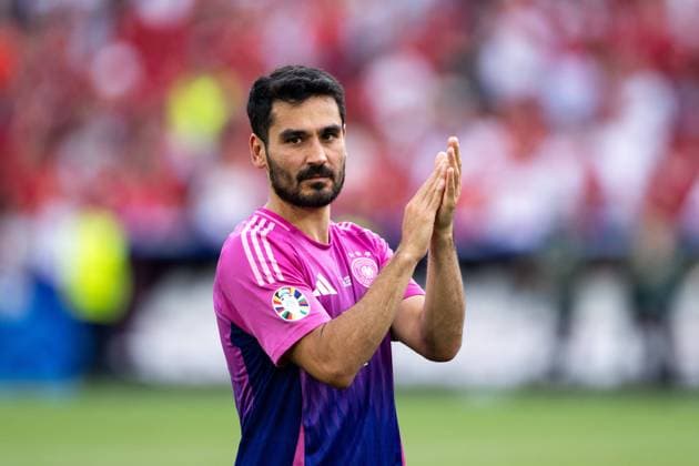 Ilkay Guendogan Germany, 21 in the pink Adidas alternate jersey, thanks the fans after the win, GER, Germany GER vs Hungary HUN , European Football Championship, UEFA EURO 2024, Group A, Matchday 2, 19 06 2024 GER, Germany GER vs Hungary HUN , European Football Championship, UEFA EURO 2024, Group A, Matchday 2, 19 06 2024 Stuttgart Copyright: xEibner-Pressefoto Memmlerx EP_MMR