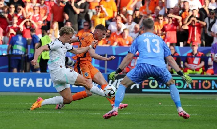 Leopold Querfeld, Micky van de Ven, goalkeeper Patrick Pentz duel match scene Action Sport Football Soccer European Championship Euro 2024 European Championship Men Season 2023 2024 25 06 2024 Netherlands NED vs Austria AUT in Berlin DFL regulations prohibit any use of photographs as image sequences and or quasi video