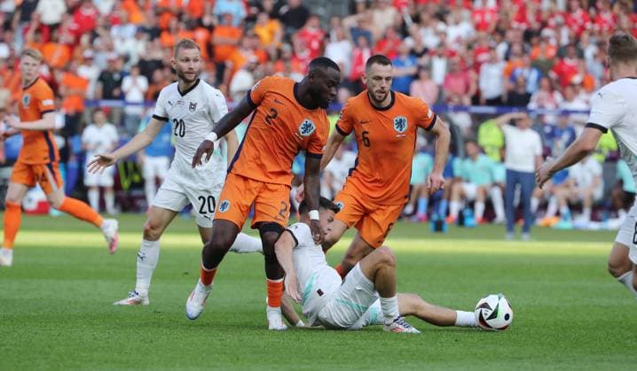 Konrad Laimer, Lutsharel Geertruida, Christoph Baumgartner, Stefan de Vrij duel match scene Action Sport Football Soccer European Championship Euro 2024 European Championship Men Season 2023 2024 25 06 2024 Netherlands NED vs Austria AUT in Berlin DFL regulations prohibit any use of photographs as image sequences and or quasi video