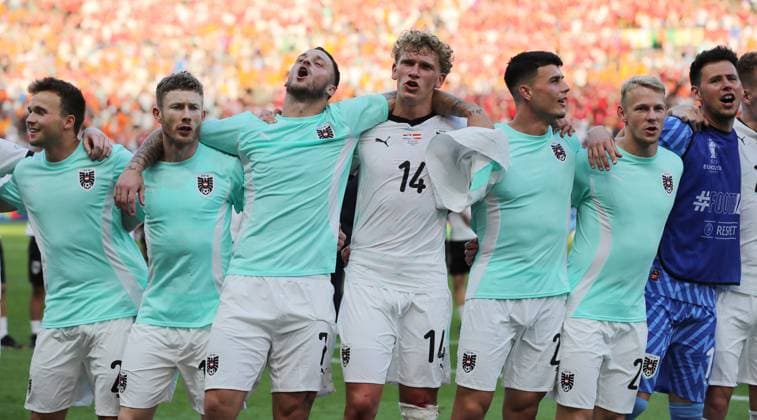 Matthias Seidl, Florian Kainz, Marko Arnautovic, Leopold Querfeld, Flavius Daniliuc, Marco Grüll, Goalkeeper Heinz Lindner, Goalkeeper Heinz Lindner, Austria Team celebrates victory in front of the fans Joy Emotion Cheering after the end of the match Sport Football Soccer European Championship Euro 2024 European Championship Men Season 2023 2024 25 06 2024 Netherlands NED vs Austria AUT in Berlin DFL regulations prohibit any use of photographs as image sequences and or quasi video
