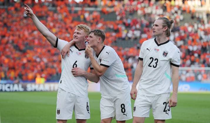 Nicolas Seiwald, Alexander Prass, Patrick Wimmer, Austria Team celebrates victory in front of the fans Joy Emotion Cheering after the end of the match Sport Football Soccer European Championship Euro 2024 European Championship Men Season 2023 2024 25 06 2024 Netherlands NED vs Austria AUT in Berlin DFL regulations prohibit any use of photographs as image sequences and or quasi video