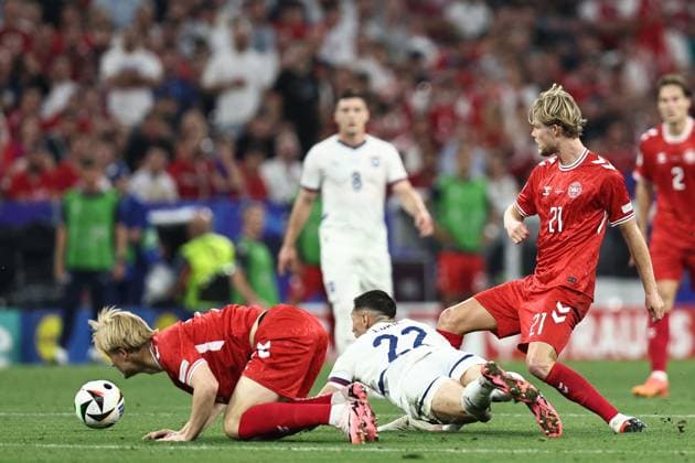 Kasper Dolberg (Denmark)Sasa Lukic (Serbia)Morten Hjulmand (Denmark) during the UEFA EURO, EM, Europameisterschaft,Fussball Germany 2024 match between Denmark 0-0 Serbia at Munich Football Arena on June 25, 2024 in Munich, Germany. Noxthirdxpartyxsales  (257681569)