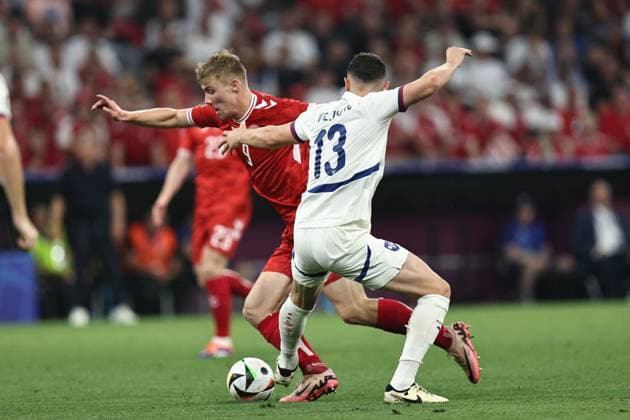 Rasmus Hojlund (Denmark)Milos Veljkovic (Serbia) during the UEFA EURO, EM, Europameisterschaft,Fussball Germany 2024 match between Denmark 0-0 Serbia at Munich Football Arena on June 25, 2024 in Munich, Germany. Noxthirdxpartyxsales  (257681604)