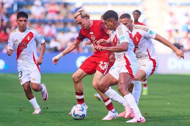 RECORD DATE NOT STATED Copa America USA 2024 Peru vs Canada Liam Millar (L) of Canada fights f the ball with Marcos Lopez (R) of Peru during the game between Peru and Canada as part of the CONMEBOL Copa America USA 2024 group A, at Childrens Mercy Park Stadium, on June 25, 2024 in Kansas City, Kansas, United States. KANSAS CITY KANSAS UNITED STATES  Copyright: xJONATHANxDUENASx 20240625173518_CA_GA_2024_PER_CAN_MILLAR97
