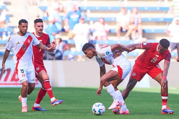 RECORD DATE NOT STATED Copa America USA 2024 Peru vs Canada Marcos Lopez (L) of Peru fights for the ball with Moose Bombito (R) of Canada during the game between Peru and Canada as part of the CONMEBOL Copa America USA 2024 group A, at Childrens Mercy Park Stadium, on June 25, 2024 in Kansas City, Kansas, United States. KANSAS CITY KANSAS UNITED STATES  Copyright: xJONATHANxDUENASx 20240625173808_CA_GA_2024_PER_CAN_LOPEZ103