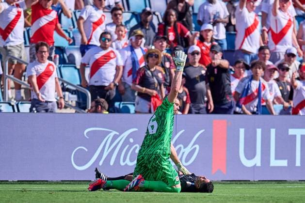 Sport Bilder des Tages RECORD DATE NOT STATED Copa America USA 2024 Peru vs Canada Assistant Referee Humberto Panjoj of Guatemala receives Attention of Maxime Crepeau of Canada during the game between Peru and Canada as part of the CONMEBOL Copa America USA 2024 group A, at Childrens Mercy Park Stadium, on June 25, 2024 in Kansas City, Kansas, United States. KANSAS CITY KANSAS UNITED STATES  Copyright: xJosexLuisxMelgarejox 20240625175656_CA_GA_2024_PER_CAN_PANJOJ122