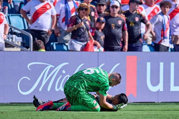 RECORD DATE NOT STATED Copa America USA 2024 Peru vs Canada Assistant Referee Humberto Panjoj of Guatemala receives Attention of Maxime Crepeau of Canada during the game between Peru and Canada as part of the CONMEBOL Copa America USA 2024 group A, at Childrens Mercy Park Stadium, on June 25, 2024 in Kansas City, Kansas, United States. KANSAS CITY KANSAS UNITED STATES  Copyright: xJosexLuisxMelgarejox 20240625175937_CA_GA_2024_PER_CAN_PANJOJ125