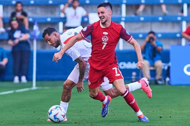 RECORD DATE NOT STATED Copa America USA 2024 Peru vs Canada Sergio Pena (L) of Peru fights for the ball with Stephen Eustaquio (R) of Canada during the game between Peru and Canada as part of the CONMEBOL Copa America USA 2024 group A, at Childrens Mercy Park Stadium, on June 25, 2024 in Kansas City, Kansas, United States. KANSAS CITY KANSAS UNITED STATES  Copyright: xJONATHANxDUENASx 20240625181704_CA_GA_2024_PER_CAN_EUSTAQUIO133