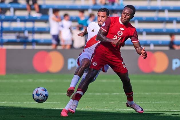 RECORD DATE NOT STATED Copa America USA 2024 Peru vs Canada Sergio Pena (L) of Peru fights for the ball with Richie Laryea (R) of Canada during the game between Peru and Canada as part of the CONMEBOL Copa America USA 2024 group A, at Childrens Mercy Park Stadium, on June 25, 2024 in Kansas City, Kansas, United States. KANSAS CITY KANSAS UNITED STATES  Copyright: xJONATHANxDUENASx 20240625181709_CA_GA_2024_PER_CAN_LARYEA140