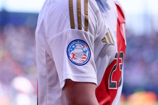 Sport Bilder des Tages RECORD DATE NOT STATED Copa America USA 2024 Peru vs Canada Detail of Shield the Copa America USA 2024 in Jersey Piero Quispe of Peru during the game between Peru and Canada as part of the CONMEBOL Copa America USA 2024 group A, at Childrens Mercy Park Stadium, on June 25, 2024 in Kansas City, Kansas, United States. KANSAS CITY KANSAS UNITED STATES  Copyright: xJosexLuisxMelgarejox 20240625182559_CA_GA_2024_PER_CAN_COPA_AMERICA_USA_2024148