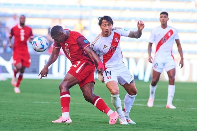 RECORD DATE NOT STATED Copa America USA 2024 Peru vs Canada Kamal Miller (L) of Canada fights for the ball with Gianluca Lapadula (R) of Peru during the game between Peru and Canada as part of the CONMEBOL Copa America USA 2024 group A, at Childrens Mercy Park Stadium, on June 25, 2024 in Kansas City, Kansas, United States. KANSAS CITY KANSAS UNITED STATES  Copyright: xJONATHANxDUENASx 20240625183517_CA_GA_2024_PER_CAN_MILLER156