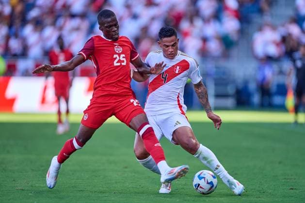 RECORD DATE NOT STATED Copa America USA 2024 Peru vs Canada Tani Oluwaseyi (L) of Canada fights for the ball with Anderson Santamaria (R) of Peru during the game between Peru and Canada as part of the CONMEBOL Copa America USA 2024 group A, at Childrens Mercy Park Stadium, on June 25, 2024 in Kansas City, Kansas, United States. KANSAS CITY KANSAS UNITED STATES  Copyright: xJosexLuisxMelgarejox 20240625190009_CA_GA_2024_PER_CAN_OLUWASEYI181