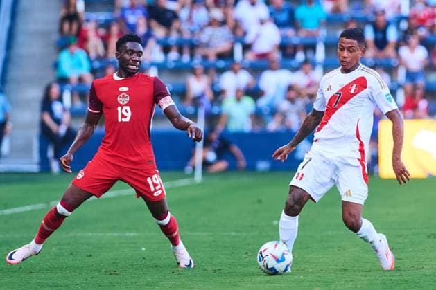 RECORD DATE NOT STATED Copa America USA 2024 Peru vs Canada Alphonso Davies (R) of Canada fights for the ball with Andy Polo (R) of Peru during the game between Peru and Canada as part of the CONMEBOL Copa America USA 2024 group A, at Childrens Mercy Park Stadium, on June 25, 2024 in Kansas City, Kansas, United States. KANSAS CITY KANSAS UNITED STATES  Copyright: xJONATHANxDUENASx 20240625190125_CA_GA_2024_PER_CAN_POLO192