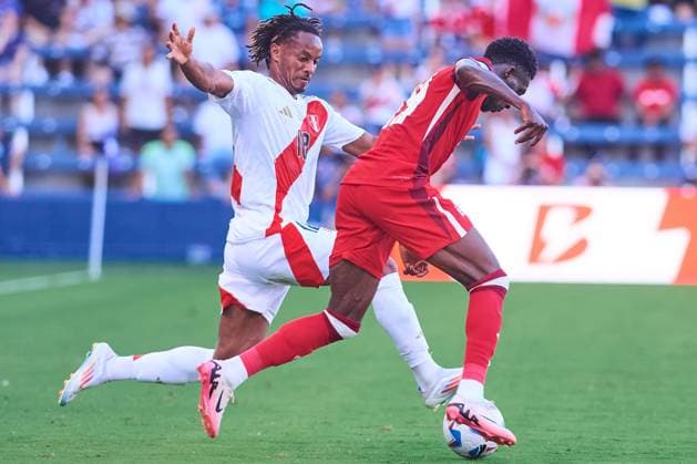 RECORD DATE NOT STATED Copa America USA 2024 Peru vs Canada Andre Carrillo of Peru fights for the ball with Alphonso Davies (R) of Canadaduring the game between Peru and Canada as part of the CONMEBOL Copa America USA 2024 group A, at Childrens Mercy Park Stadium, on June 25, 2024 in Kansas City, Kansas, United States. KANSAS CITY KANSAS UNITED STATES  Copyright: xJONATHANxDUENASx 20240625190754_CA_GA_2024_PER_CAN_DAVIES201