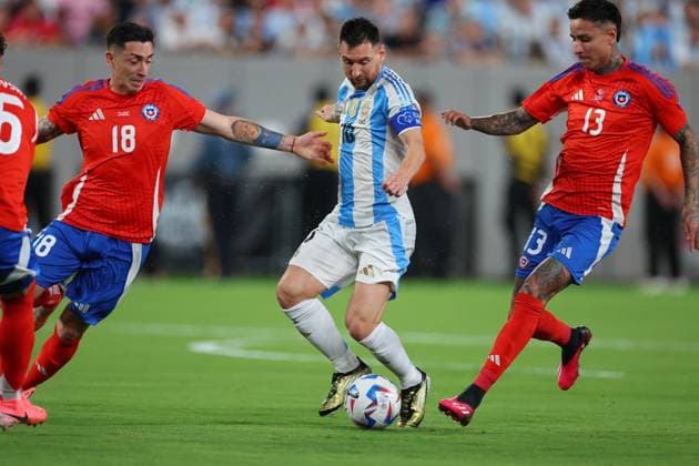 EAST RUTHERFORD, NJ - JUNE 25: Lionel Messi 10 of Argentina controls the ball during the first half of the CONMEBOL Copa America Group stage game against Chile on June 25, 2024 at MetLife Stadium in East Rutherford, New Jersey. (Photo by Rich Graessle Icon Sportswire) SOCCER: JUN 25 CONMEBOL Copa America - Chile vs Argentina EDITORIAL USE ONLY Icon240625466