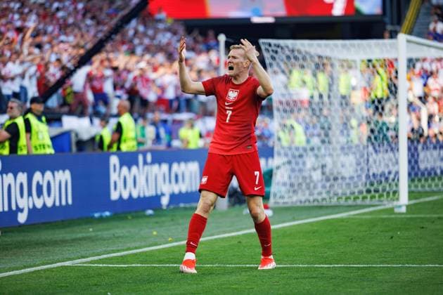 June 25, 2024, Dortmund, Germany: Karol Swiderski (Poland) seen hyping the crowd during the UEFA EURO, EM, Europameisterschaft,Fussball 2024 game between national teams of France and Poland at Signal Iduna Park. Final score; France 1:1 Poland Dortmund Germany - ZUMAs197 20240625_aaa_s197_112 Copyright: xMaciejxRogowskix