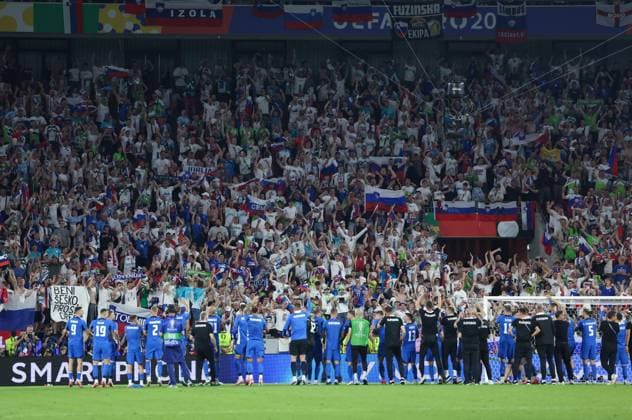 (240626) -- COLOGNE, June 26, 2024 -- Players of Slovenia greet the spectators after the UEFA EURO, EM, Europameisterschaft,Fussball 2024 Group C match between England and Slovenia in Cologne, Germany, June 25, 2024. ) (SP)GERMANY-COLOGNE-FOOTBALL-EURO 2024-ENGLAND VS SLOVENIA BaixXuefei 