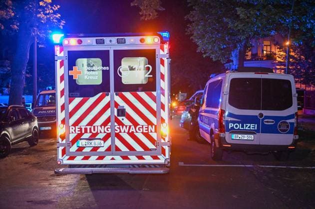 Leipzig After European Championship match defeat Croats attack group of Italians Two injured, perpetrators caught on site 25 06 2024 around midnight Leipzig, Beethovenstraße After the defeat of the Croats in the European Championship preliminary round match against Italy in the Leipzig stadium, a brawl broke out between two fan groups in the Zentrum Süd district on Tuesday night, according to the police, the Italians were suddenly attacked and injured by several Croatians in Beethovenstraße Two Italian fans had to be treated on site by ambulances, one man was even taken to a clinic for further treatment due to his injuries The police were able to confront the police on site Leipzig Saxony Germany Copyright: xEHLxMediax 240625_em-schlaegerei-leipzig_2