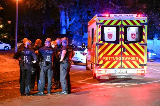 Leipzig After European Championship match defeat Croats attack group of Italians Two injured, perpetrators caught on site 25 06 2024 around midnight Leipzig, Beethovenstraße After the defeat of the Croats in the European Championship preliminary round match against Italy in the Leipzig stadium, a brawl broke out between two fan groups in the Zentrum Süd district on Tuesday night, according to the police, the Italians were suddenly attacked and injured by several Croatians in Beethovenstraße Two Italian fans had to be treated on site by ambulances, one man was even taken to a clinic for further treatment due to his injuries The police were able to confront the police on site Leipzig Saxony Germany Copyright: xEHLxMediax 240625_em-schlaegerei-leipzig_3
