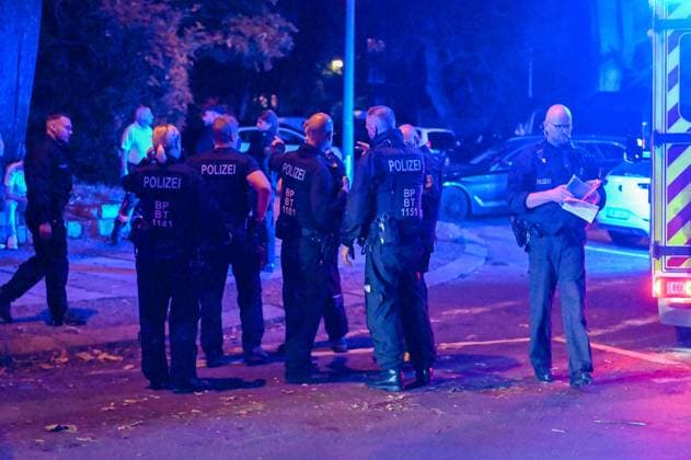 Leipzig After European Championship match defeat Croats attack group of Italians Two injured, perpetrators caught on site 25 06 2024 around midnight Leipzig, Beethovenstraße After the defeat of the Croats in the European Championship preliminary round match against Italy in the Leipzig stadium, a brawl broke out between two fan groups in the Zentrum Süd district on Tuesday night, according to the police, the Italians were suddenly attacked and injured by several Croatians in Beethovenstraße Two Italian fans had to be treated on site by ambulances, one man was even taken to a clinic for further treatment due to his injuries The police were able to confront the police on site Leipzig Saxony Germany Copyright: xEHLxMediax 240625_em-schlaegerei-leipzig_5