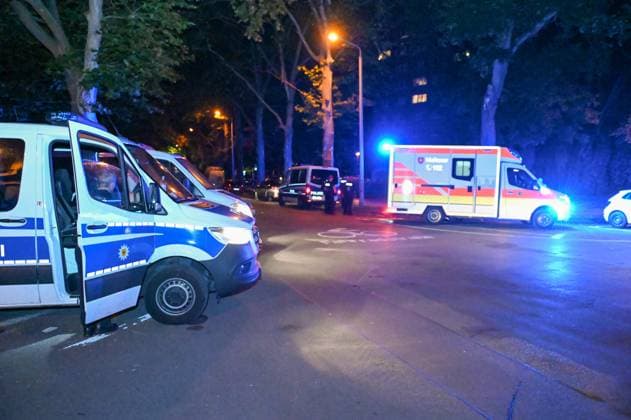 Leipzig After European Championship match defeat Croats attack group of Italians Two injured, perpetrators caught on site 25 06 2024 around midnight Leipzig, Beethovenstraße After the defeat of the Croats in the European Championship preliminary round match against Italy in the Leipzig stadium, a brawl broke out between two fan groups in the Zentrum Süd district on Tuesday night, according to the police, the Italians were suddenly attacked and injured by several Croatians in Beethovenstraße Two Italian fans had to be treated on site by ambulances, one man was even taken to a clinic for further treatment due to his injuries The police were able to confront the police on site Leipzig Saxony Germany Copyright: xEHLxMediax 240625_em-schlaegerei-leipzig_6