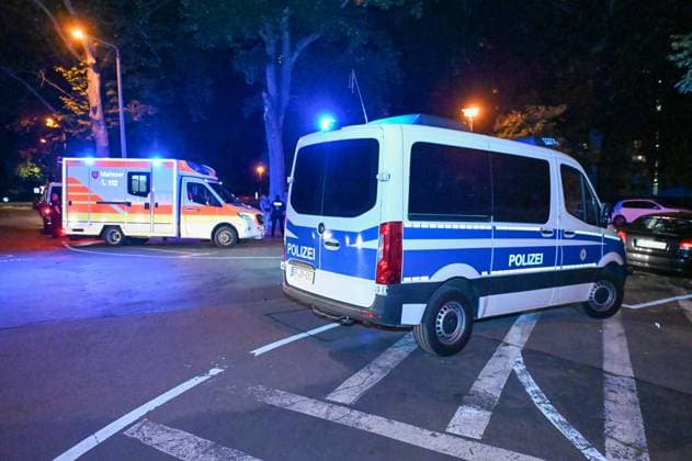 Leipzig After European Championship match defeat Croats attack group of Italians Two injured, perpetrators caught on site 25 06 2024 around midnight Leipzig, Beethovenstraße After the defeat of the Croats in the European Championship preliminary round match against Italy in the Leipzig stadium, a brawl broke out between two fan groups in the Zentrum Süd district on Tuesday night, according to the police, the Italians were suddenly attacked and injured by several Croatians in Beethovenstraße Two Italian fans had to be treated on site by ambulances, one man was even taken to a clinic for further treatment due to his injuries The police were able to confront the police on site Leipzig Saxony Germany Copyright: xEHLxMediax 240625_em-schlaegerei-leipzig_7