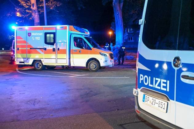 Leipzig After European Championship match defeat Croats attack group of Italians Two injured, perpetrators caught on site 25 06 2024 around midnight Leipzig, Beethovenstraße After the defeat of the Croats in the European Championship preliminary round match against Italy in the Leipzig stadium, a brawl broke out between two fan groups in the Zentrum Süd district on Tuesday night, according to the police, the Italians were suddenly attacked and injured by several Croatians in Beethovenstraße Two Italian fans had to be treated on site by ambulances, one man was even taken to a clinic for further treatment due to his injuries The police were able to confront the police on site Leipzig Saxony Germany Copyright: xEHLxMediax 240625_em-schlaegerei-leipzig_8