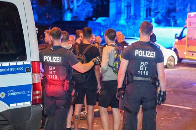 Leipzig After European Championship match defeat Croats attack group of Italians Two injured, perpetrators caught on site 25 06 2024 around midnight Leipzig, Beethovenstraße After the defeat of the Croats in the European Championship preliminary round match against Italy in the Leipzig stadium, a brawl broke out between two fan groups in the Zentrum Süd district on Tuesday night, according to the police, the Italians were suddenly attacked and injured by several Croatians in Beethovenstraße Two Italian fans had to be treated on site by ambulances, one man was even taken to a clinic for further treatment due to his injuries The police were able to confront the police on site Leipzig Saxony Germany Copyright: xEHLxMediax 240625_em-schlaegerei-leipzig_12