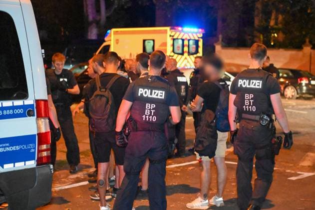 Leipzig After European Championship match defeat Croats attack group of Italians Two injured, perpetrators caught on site 25 06 2024 around midnight Leipzig, Beethovenstraße After the defeat of the Croats in the European Championship preliminary round match against Italy in the Leipzig stadium, a brawl broke out between two fan groups in the Zentrum Süd district on Tuesday night, according to the police, the Italians were suddenly attacked and injured by several Croatians in Beethovenstraße Two Italian fans had to be treated on site by ambulances, one man was even taken to a clinic for further treatment due to his injuries The police were able to confront the police on site Leipzig Saxony Germany Copyright: xEHLxMediax 240625_em-schlaegerei-leipzig_13