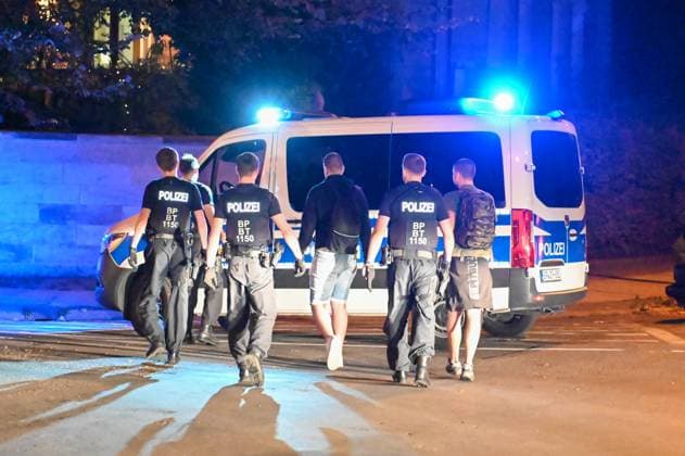 Leipzig After European Championship match defeat Croats attack group of Italians Two injured, perpetrators caught on site 25 06 2024 around midnight Leipzig, Beethovenstraße After the defeat of the Croats in the European Championship preliminary round match against Italy in the Leipzig stadium, a brawl broke out between two fan groups in the Zentrum Süd district on Tuesday night, according to the police, the Italians were suddenly attacked and injured by several Croatians in Beethovenstraße Two Italian fans had to be treated on site by ambulances, one man was even taken to a clinic for further treatment due to his injuries The police were able to confront the police on site Leipzig Saxony Germany Copyright: xEHLxMediax 240625_em-schlaegerei-leipzig_14