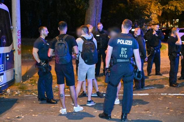 Leipzig After European Championship match defeat Croats attack group of Italians Two injured, perpetrators caught on site 25 06 2024 around midnight Leipzig, Beethovenstraße After the defeat of the Croats in the European Championship preliminary round match against Italy in the Leipzig stadium, a brawl broke out between two fan groups in the Zentrum Süd district on Tuesday night, according to the police, the Italians were suddenly attacked and injured by several Croatians in Beethovenstraße Two Italian fans had to be treated on site by ambulances, one man was even taken to a clinic for further treatment due to his injuries The police were able to confront the police on site Leipzig Saxony Germany Copyright: xEHLxMediax 240625_em-schlaegerei-leipzig_15