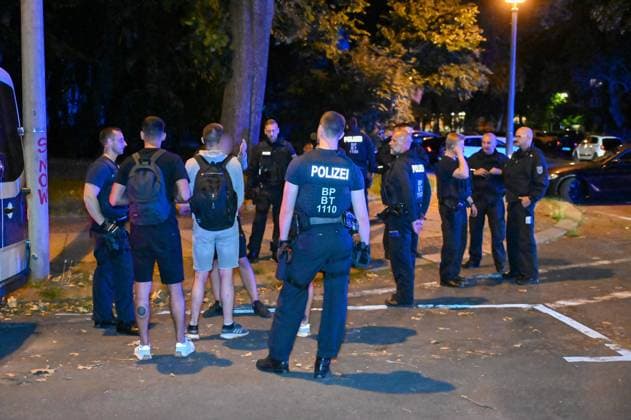 Leipzig After European Championship match defeat Croats attack group of Italians Two injured, perpetrators caught on site 25 06 2024 around midnight Leipzig, Beethovenstraße After the defeat of the Croats in the European Championship preliminary round match against Italy in the Leipzig stadium, a brawl broke out between two fan groups in the Zentrum Süd district on Tuesday night, according to the police, the Italians were suddenly attacked and injured by several Croatians in Beethovenstraße Two Italian fans had to be treated on site by ambulances, one man was even taken to a clinic for further treatment due to his injuries The police were able to confront the police on site Leipzig Saxony Germany Copyright: xEHLxMediax 240625_em-schlaegerei-leipzig_16