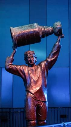 Edmonton Oiler Fans take to the streets of Downtown Edmonton - 24 Jun 2024 The Wayne Gretzky statue lifting the Stanley Cup after Edmonton s last Stanley Cup win outside of Roger s Place in Downtown Edmonton. Edmonton Canada Copyright: xRonxPalmerx xSOPAxImagesx RP20240624oilersfans16