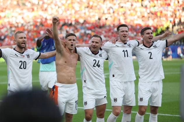 Berlin, Germany, 25 06 2024 Olympiastadion European Football Championship 2024, Group D, Netherlands Austria Players of the Austrian team celebrate the victory, L R Konrad Laimer 20 , Christoph Baumgartner 19, with naked upper body , Andreas Weimann 24 , Michael Gregoritsch 11 , Max Wöber 2 Copyright: xdtsxNachrichtenagenturx dts_41736