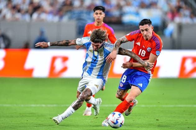 RECORD DATE NOT STATED Copa America USA 2024 Chile vs Argentina Rodrigo de Paul (L) of Argentina fights for the ball with Rodrigo Echeverria (R) of Chile during the game between Chile and Argentina as part of the CONMEBOL Copa America USA 2024 group A, at MetLife Stadium, on June 25, 2024 in East Rutherford, New Jersey, United States. EAST RUTHERFORD NEW JERSEY UNITED STATES  Copyright: xAdrianxMaciasx 20240625210812_CA_GA_2024_CHI_ARG_DEPAUL61